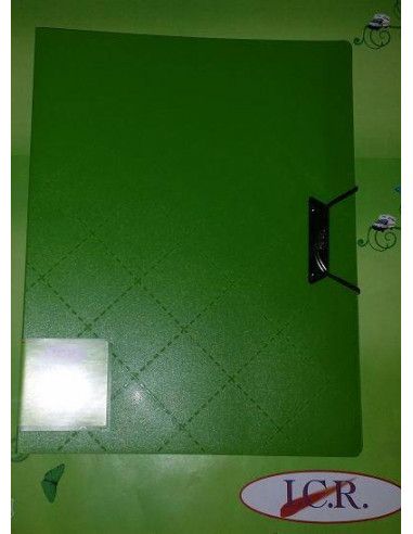 CARPETA CON 40 FUNDAS CON BROCHE METALICO Y DISEÑO EN ROMBOS DE COLOR VERDE