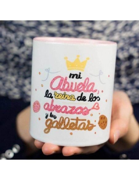 `MI ABUELA ES LA REINA DE LOS ABRAZOS Y DE LAS GALLETAS´ TAZA DE CERAMICA