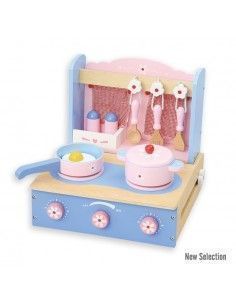 COCINA DE JUGUETE DE MADERA CON UTENSILIOS DE LA MARCA ANDREU TOYS. TIENE UN TAMAÑO DE 30X28 CM