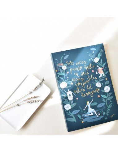 CUADERNO DE CUENTO CON SU INTERIOR EN RALLADO-LISO DE LA MARCA TAPOOKI MODELO "ALICIA Y EL CONEJO"