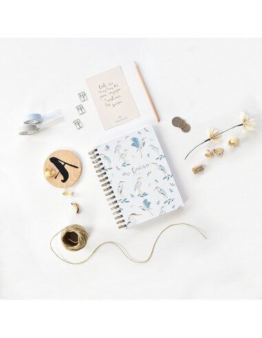 CUADERNO ILUSTRADO CON UN DISEÑO DE GARZAS CON UN COLOR BLANCO Y ENCUADERNADO EN ESPIRAL WIRE-O