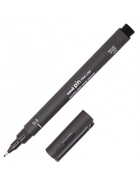 Rotulador Uni-Pin 0,5 mm Uni-Ball en manos de diseñador