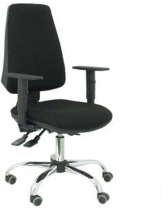 silla ergonómica negra con brazos ajustables