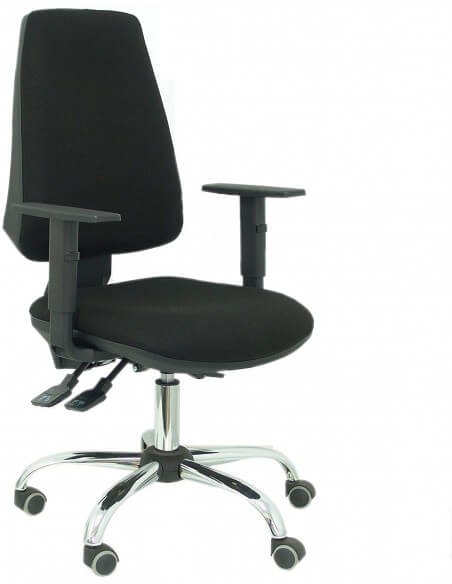 silla ergonómica negra con brazos ajustables