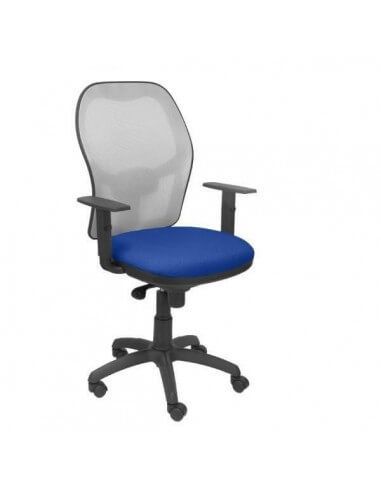 Silla con respaldo de malla gris en...