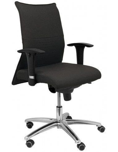 Detalle de brazos cromados regulables de silla Piqueras y Crespo