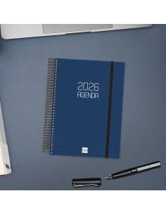Agenda Espiral Opaque Color Azul 2026 Finocam sobre escritorio 2