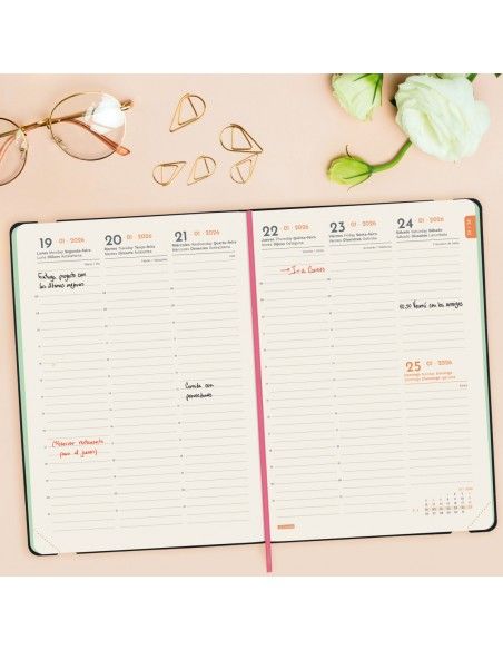 Detalle del diseño floral de la Agenda Finocam Joy 2026 Bloom