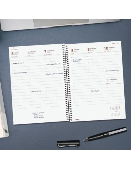 Detalle espiral metálica Agenda Opaque Azul Finocam 2026