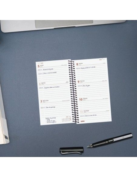 Detalle de tapas ligeras y espiral metálica de la Agenda Finocam